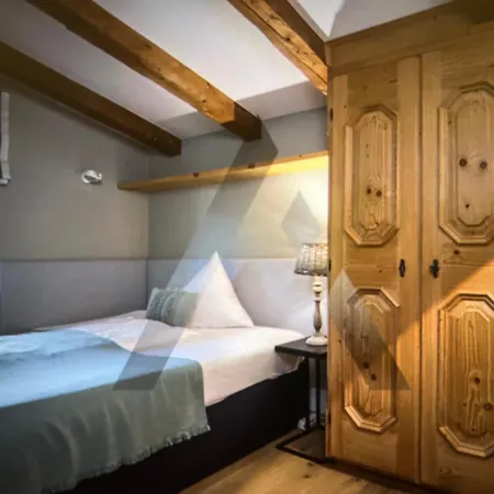 Exclusive Chalet Rooftop Access Hot Tub Holiday home Aufhausen