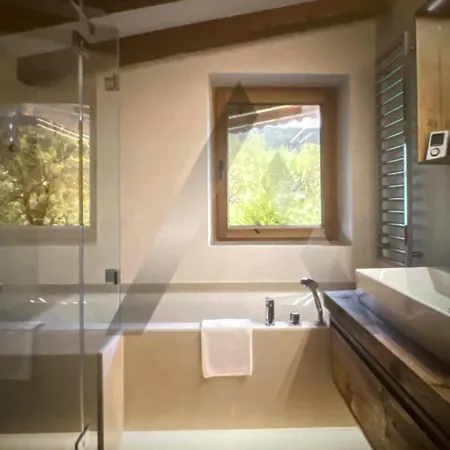 Exclusive Chalet Rooftop Access Hot Tub Holiday home